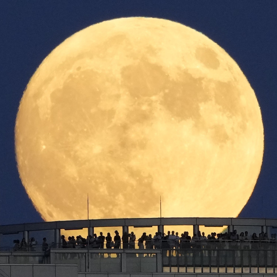 Hình ảnh ấn tượng và quyến rũ của Mặt Trăng vào ngày rằm Trung Thu ở Osaka (Nhật Bản). (Ảnh: Kyodo/TTXVN)