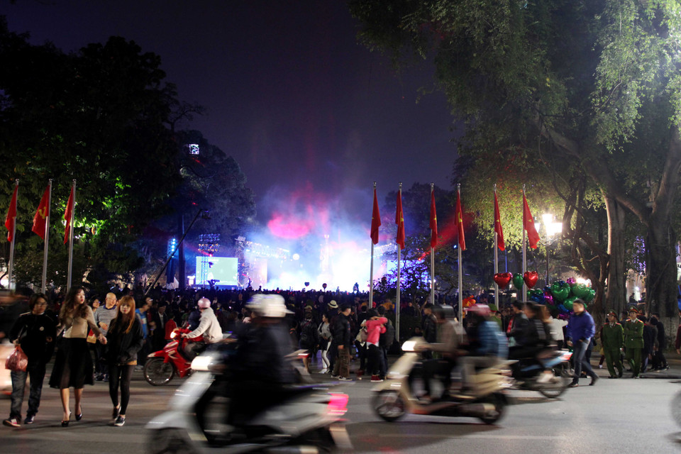 Khu vực tượng đài Lý Thái Tổ với nhiều hoạt động văn nghệ. (Ảnh: Doãn Đức/Vietnam+)