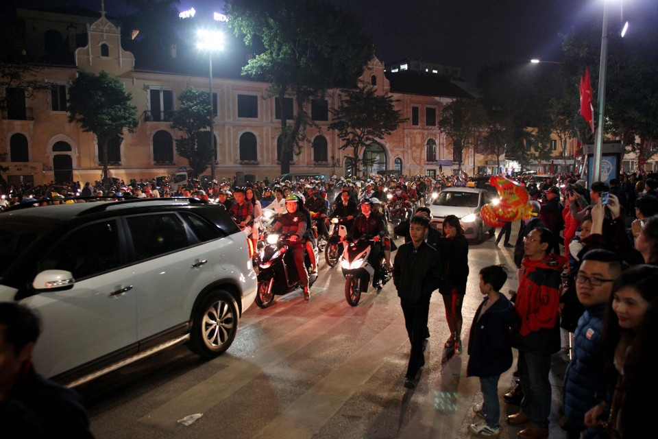 Đường Đinh Tiên Hoàng ùn kéo dài. (Ảnh: Doãn Đức/Vietnam+)