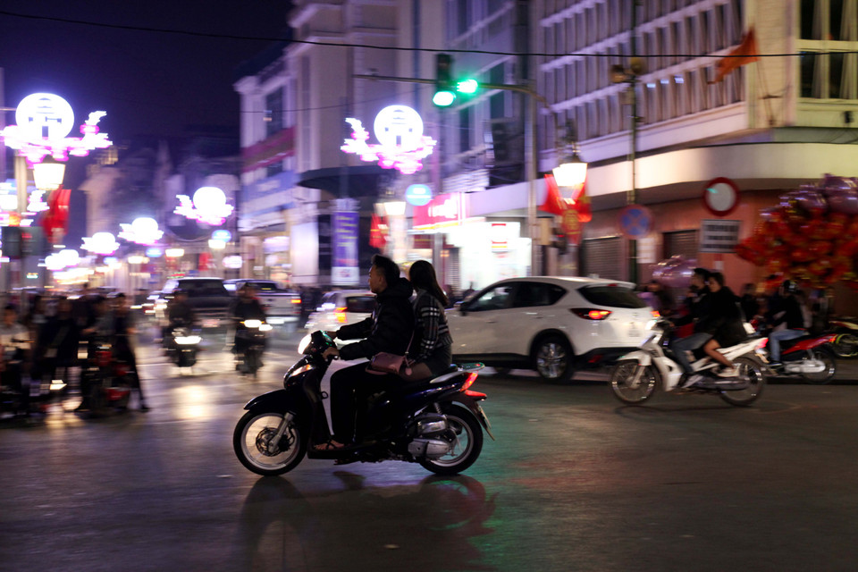 Khá nhiều người vi phạm giao thông ngay trong đêm Giao thừa. (Ảnh: Doãn Đức/Vietnam+)