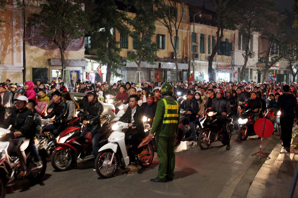 Ngay từ sớm, hàng ngàn người đã đổ về trung tâm thành phố đón Giao thừa cho dù năm nay Hà Nội không bắn pháo hoa. (Ảnh: Doãn Đức/Vietnam+)