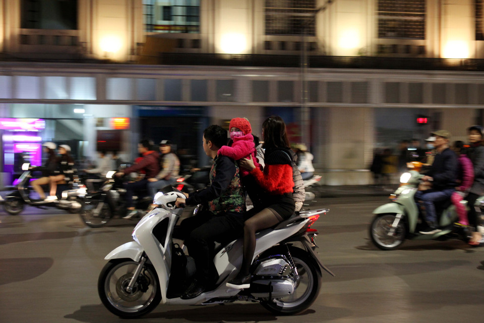 Khá nhiều người vi phạm giao thông ngay trong đêm Giao thừa. (Ảnh: Doãn Đức/Vietnam+)