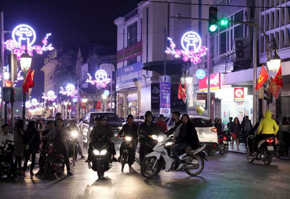 Khá nhiều người vi phạm giao thông ngay trong đêm Giao thừa. (Ảnh: Doãn Đức/Vietnam+)