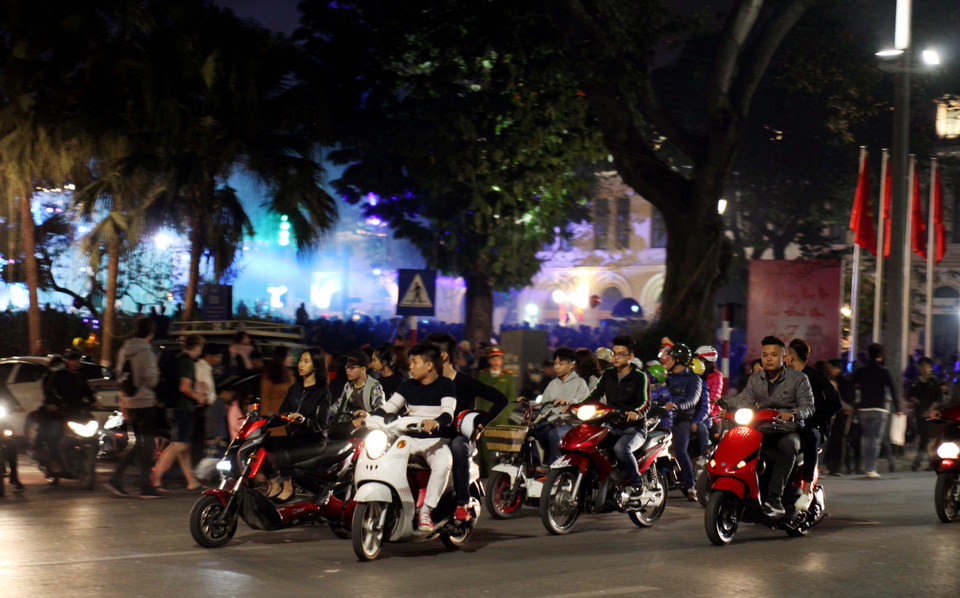 Khá nhiều người vi phạm giao thông ngay trong đêm Giao thừa. (Ảnh: Doãn Đức/Vietnam+)