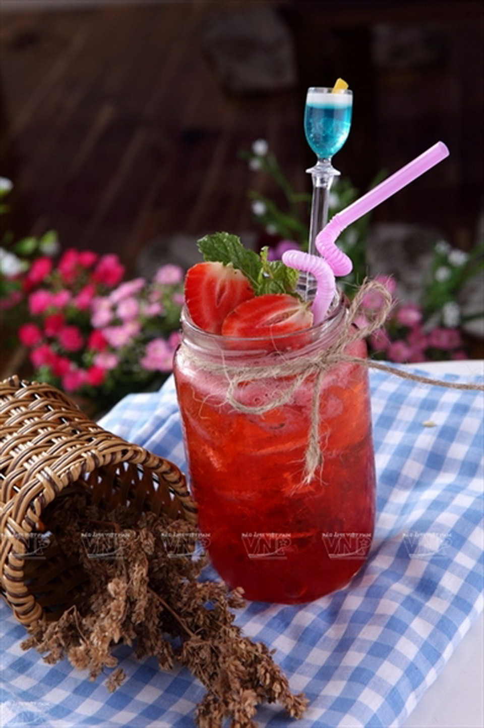 Cùng với càphê là các loại đồ uống ngon miệng khác.