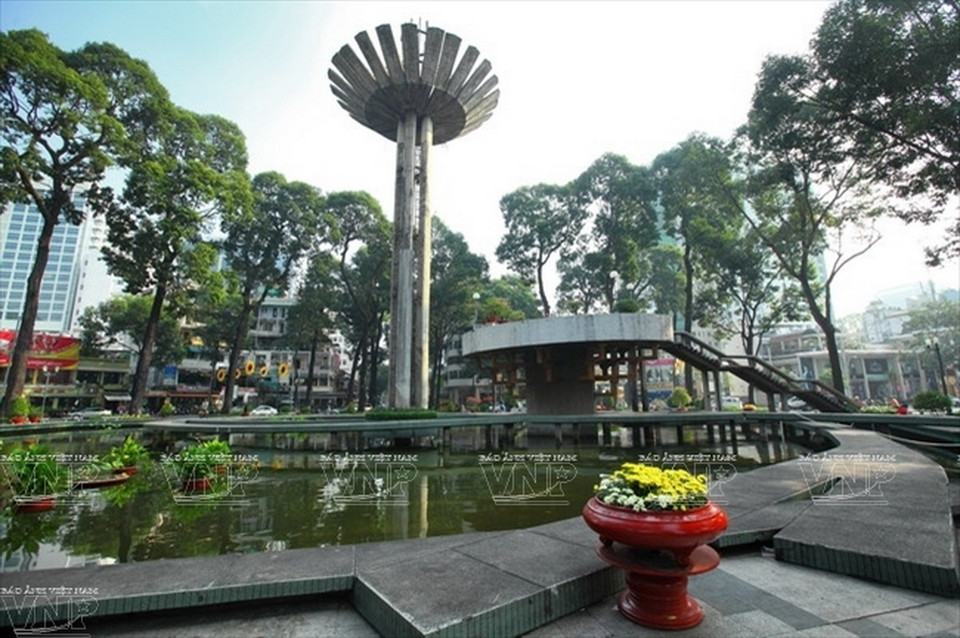 Hồ Con Rùa nằm chính giữa phố càphê.