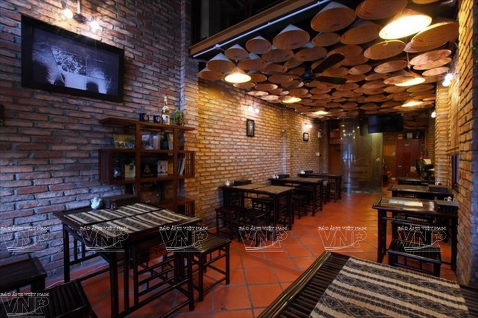 Không gian một quán càphê gần Hồ Con Rùa.