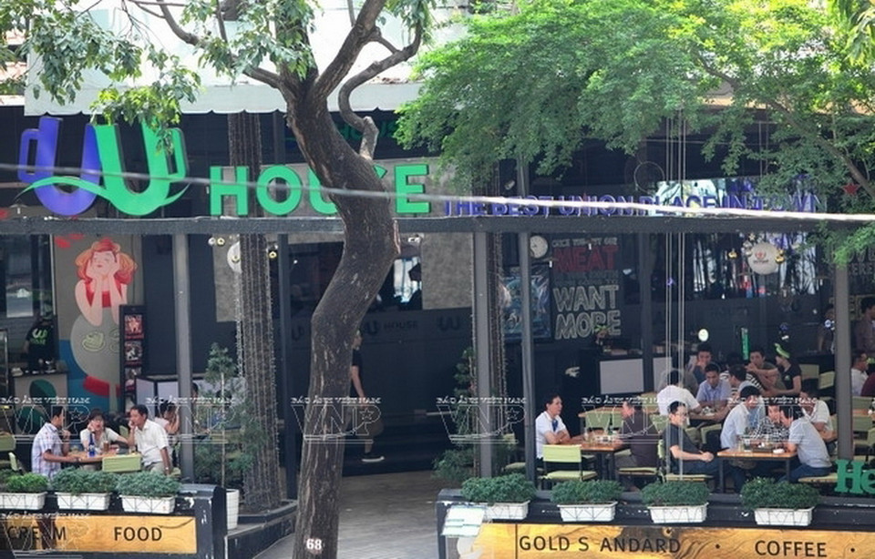 Phố càphê Hồ Con Rùa là góc phố đẹp lãng mạn.