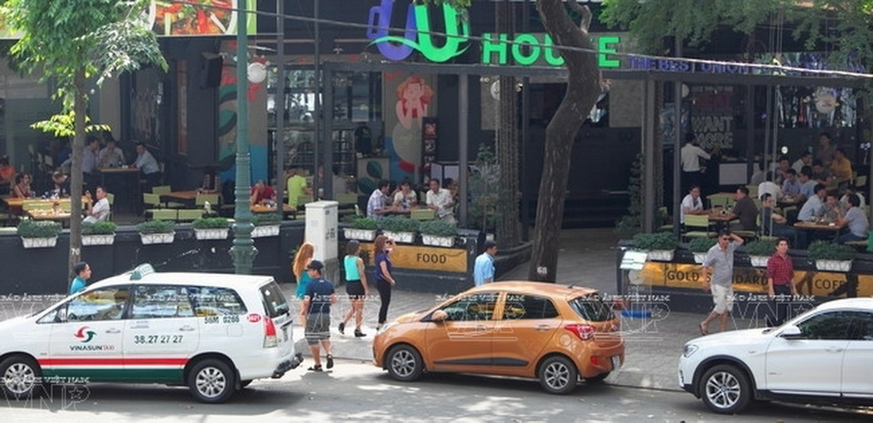 Phố càphê Hồ Con Rùa là nơi có tầm nhìn đẹp và thoáng. 