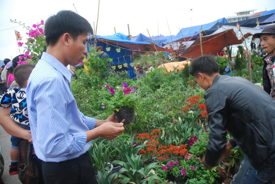 Phiên chợ lúc nào cũng tấp nập từ đêm mùng 7 đến sáng mùng 8 tháng Giêng.