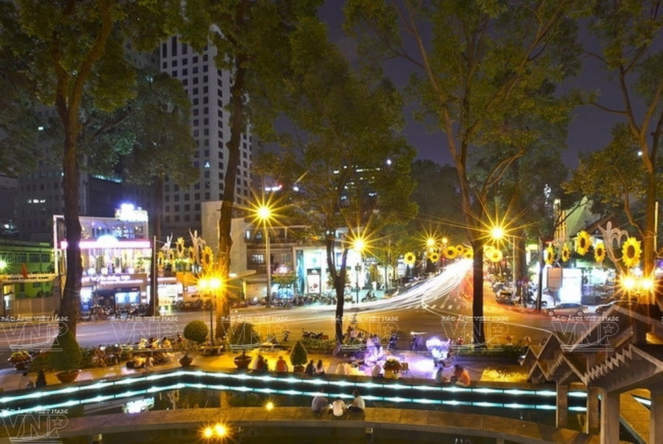 Phố càphê Hồ Con Rùa nhìn ra đường Phạm Ngọc Thạch, Quận 3, Thành phố Hồ Chí Minh.