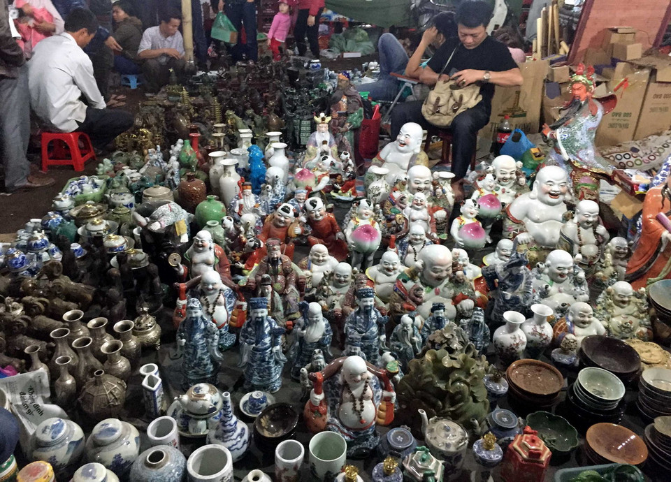 Rất nhiều đồ thờ cũng được bày bán tại chợ Viềng.