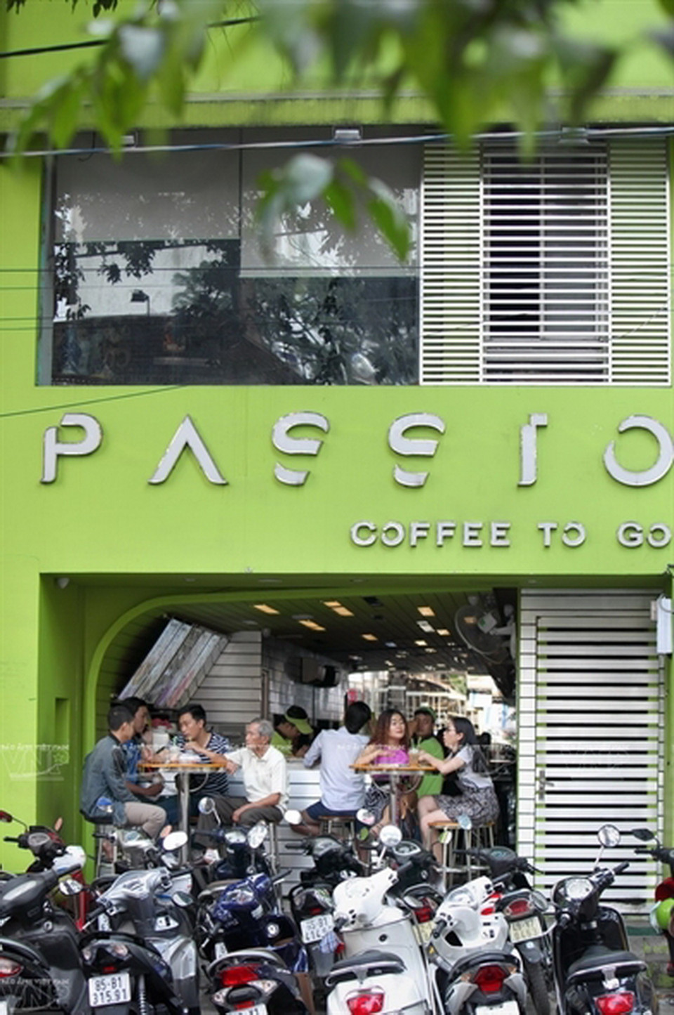 Từ các quán càphê có thể nhìn ngắm phố phường.