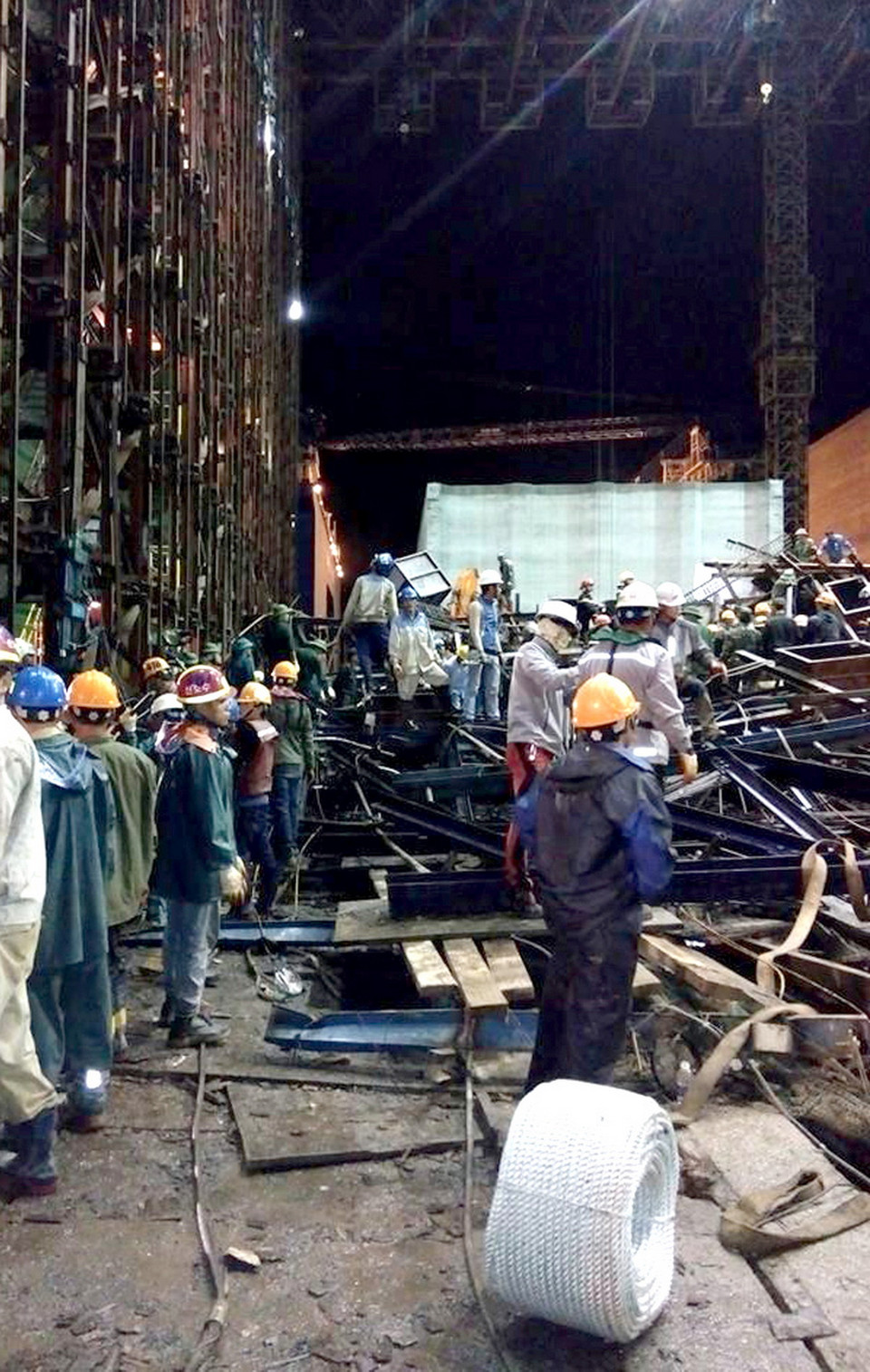 Vụ tai nạn xảy ra khi hàng trăm công nhân đang làm việc trên giàn giáo có độ cao khoảng 20m đến 30m. (Ảnh: Công Tường/TTXVN)