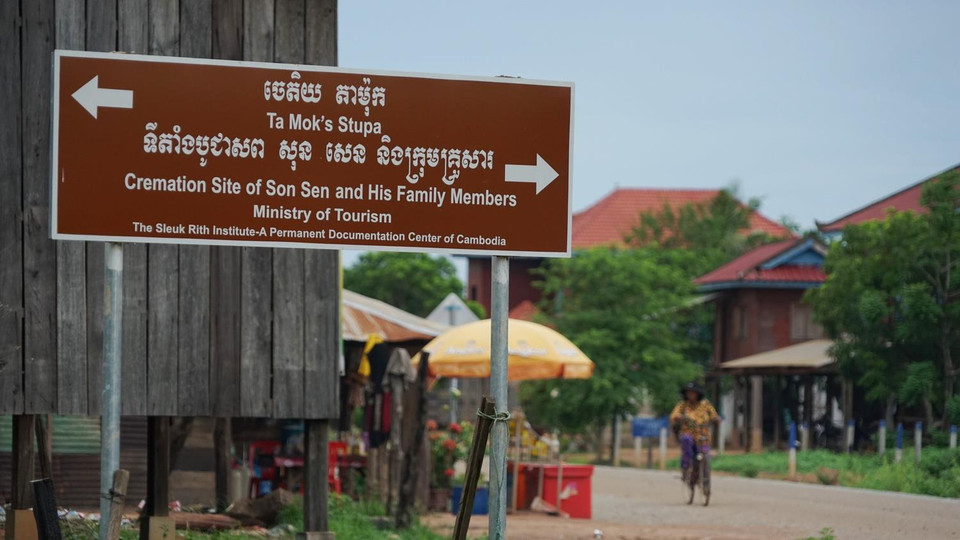 Cách bảo tàng không xa là nhà mồ của Ta Mok và nơi thiêu xác thủ lĩnh Son Sen cùng gia đình.