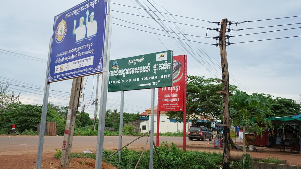 Từ nơi từ nơi thiêu xác Pol Pot, đi sâu vào nội địa Campuchia khoảng 13km là ngôi nhà của Ta Mok, thủ lĩnh quân sự Khmer Đỏ được mệnh danh là ‘tên đồ tể.’ Nơi đây trở thành ‘Viện bảo tàng Anlong Veng,’ lưu giữ 100 bức ảnh để lưu giữ quá khứ và giáo dục thế hệ trẻ về một thời kỳ khủng khiếp của chế độ Kampuchea Dân chủ (1975-1979).