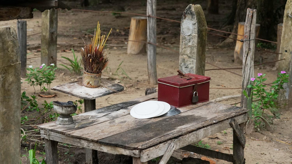 Hương khói lạnh lẽo và một vài vật dụng đơn giản trên chiếc bàn cạnh nấm mồ Pol Pot, nhân vật phải chịu trách nhiệm về cái chết bi thảm của khoảng 1,7 triệu người.