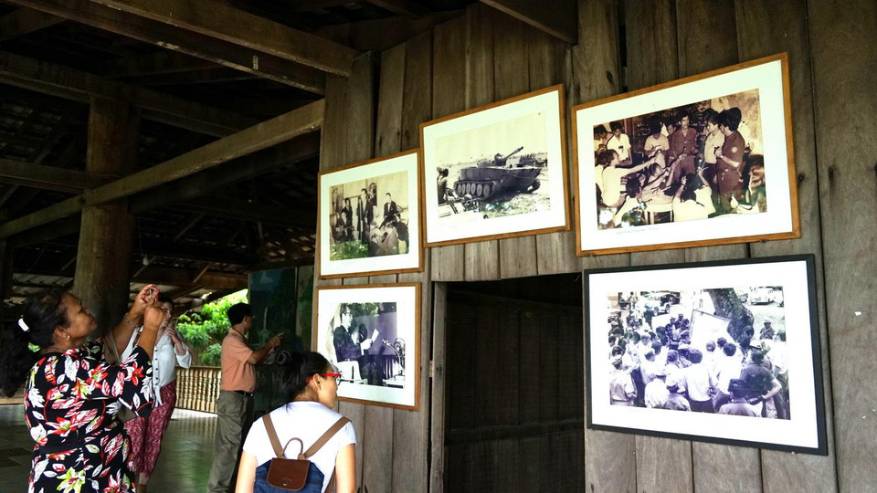 Mỗi bức ảnh trưng bày nơi đây là một câu chuyện chưa kể về quá khứ đau thương của đất nước Campuchia.