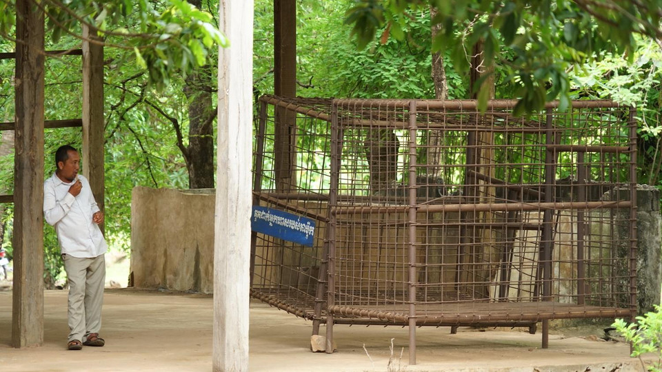 … nhưng phía trước nhà là một loạt cũi mà hướng dẫn viên cho biết Ta Mok từng cho dùng để nhốt những thủ hạ thân tín của Pol Pot sau cuộc thanh trừng nội bộ đẫm máu năm 1997.