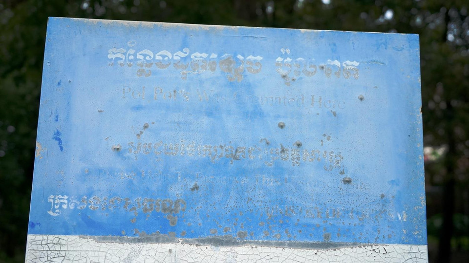 Tấm biển kim loại mờ nét ghi nơi hỏa táng Pol Pot.