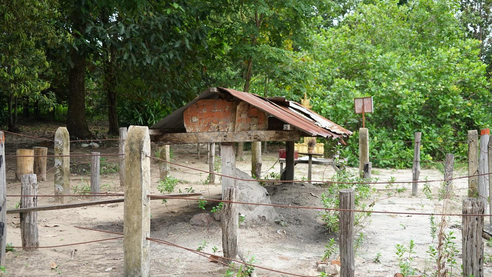 Tin tức về cái chết của Pol Pot xuất hiện chỉ ít giờ sau khi một thủ lĩnh khét tiếng khác của Khmer Đỏ là Ta Mok thông báo, ông ta đang chuẩn bị giao nộp cựu thủ lĩnh phong trào cho chính phủ, nhằm tìm cách chấm dứt cuộc xung đột với quân Chính phủ Hoàng gia Campuchia.