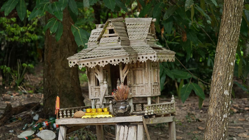 Một bàn thờ thiên bên cạnh nấm mồ Pol Pot.