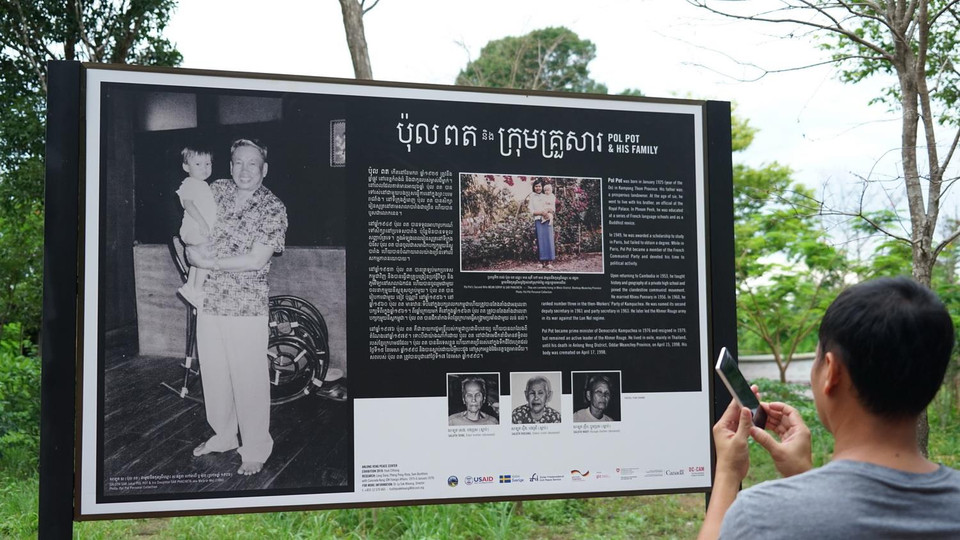 Bức ảnh chụp Pol Pot bế con gái Sar Phacheta năm 1986.