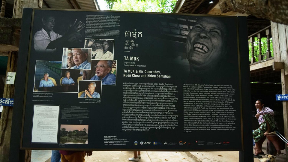 Những bức ảnh tài liệu về tiểu sử của Ta Mok và các thủ lĩnh Khmer Đỏ gồm Nuon Chea và Khieu Samphan.
