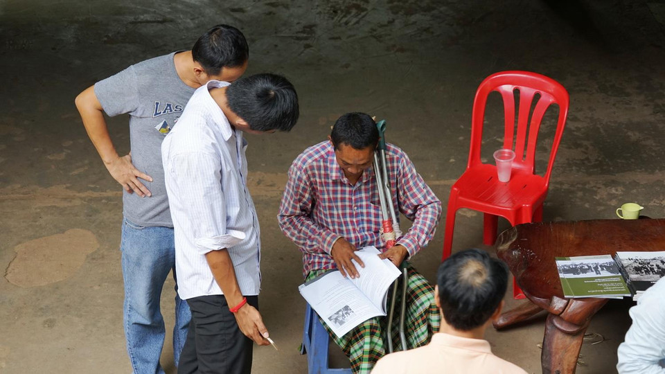 Tình nguyện viên giải thích thông tin tại bảo tàng.