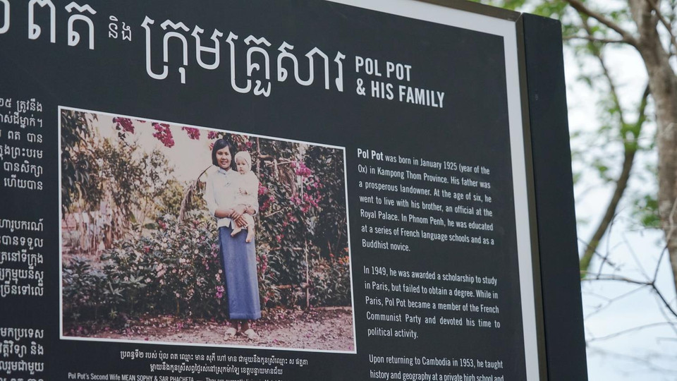 Ảnh chụp người vợ thứ hai của Pol Pot, Mean Sophy và con gái Sar Phacheta.