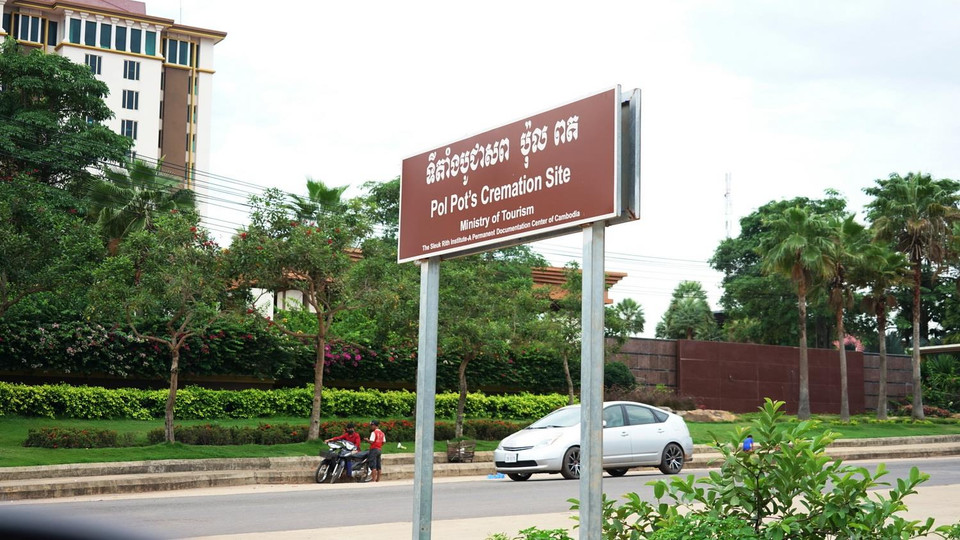 Lối vào nơi thiêu xác thủ lĩnh Pol Pot là một chiếc biển nhỏ bé, đối diện với khu phức hợp sòng bài ‘Sangam Resort &amp; Casino’ nườm nượp khách ra vào, thuộc làng Choeung Phnom, xã Trapeung Prey, thị trấn Anlong Veng.