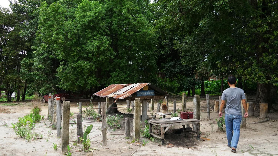 Những hình ảnh về xác Pol Pot trong căn lều dựng giữa rừng xuất hiện trên truyền hình khắp thế giới thời điểm đó. Nhiều nguồn tin cho rằng cựu độc tài này chết vào lúc khoảng 70 tuổi.