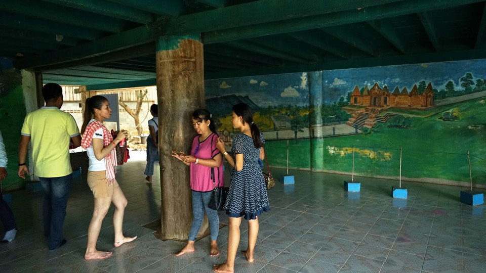 Tầng 2 của ngôi nhà trưng bày những bức bích họa được vẽ khá công phu.