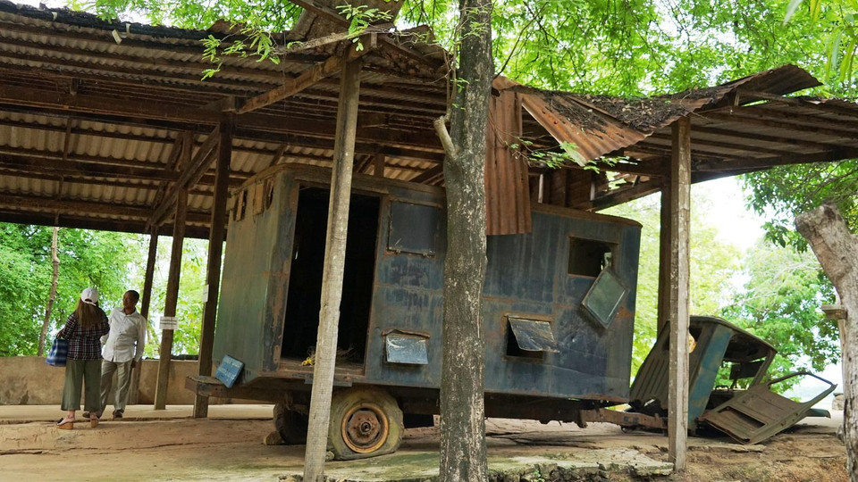 Chiếc xe cũ nát được giới thiệu là phương tiện chở thiết bị đài phát thanh cho lực lượng Khmer Đỏ.