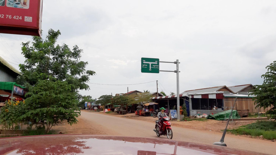 Thị trấn Anlong Veng nhỏ bé thuộc tỉnh Oddar Meanchey, Tây Bắc Campuchia, một thời là dinh lũy khét tiếng của lực lượng Khmer Đỏ, được mệnh danh là ‘nơi chỉ có đi không có về.’