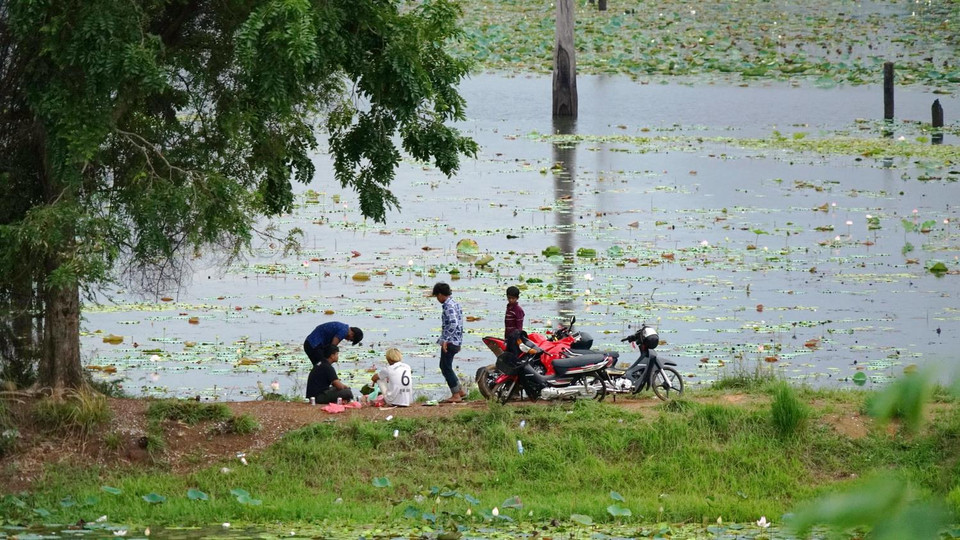 Khung cảnh hồ sen nên thơ phía sau nhà ‘đồ tể’ Ta Mok…