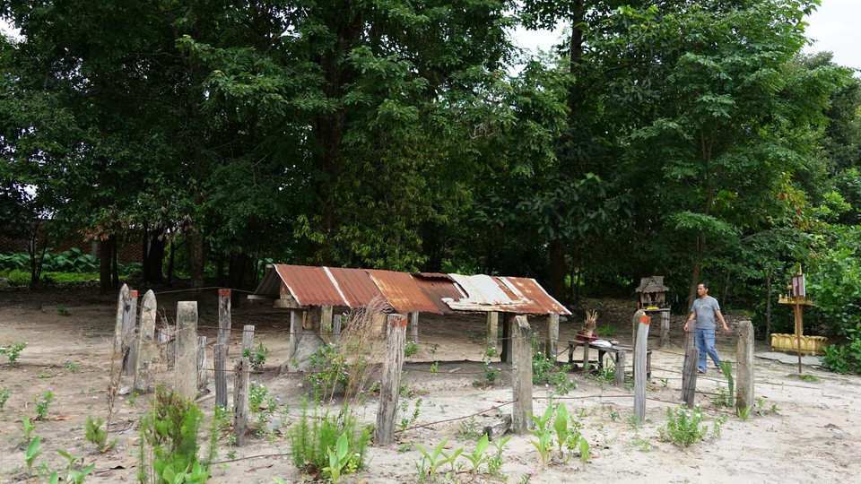Nơi thiêu xác Pol Pot đồng thời cũng là nấm mồ của kẻ đứng đầu chế độ diệt chủng Khmer Đỏ chỉ rộng chừng 30m2, được rào đơn giản bằng dây thép và những cột gỗ, bêtông.