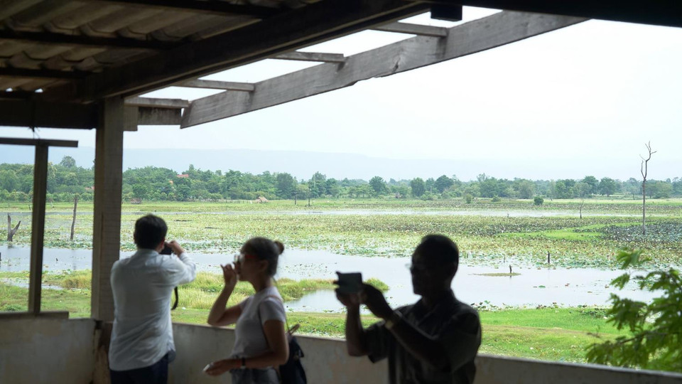 Điều đặc biệt là bên cạnh cả ngôi nhà lẫn mộ của Ta Mok đều có một hồ sen đẹp mắt.