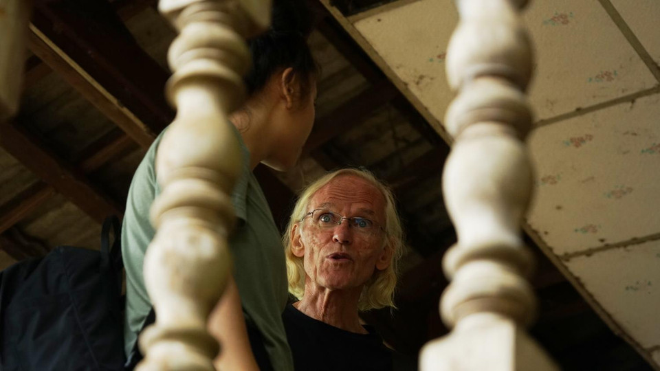 Một du khách phương Tây tới bảo tàng nghiên cứu tài liệu.