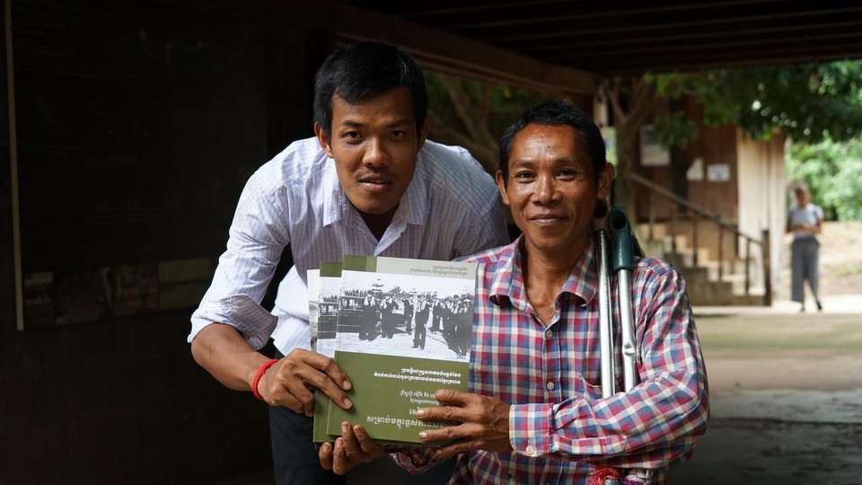 Sách ‘Lịch sử về Kampuchea Dân chủ’ do Trung tâm Tư liệu Campuchia phát hành được bán với giá 5 USD/cuốn.