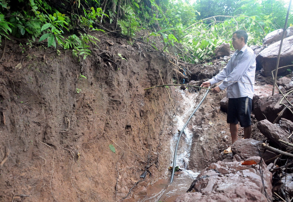 Phía núi sau lưng bản có nhiều chỗ nứt, sạt lở. (Ảnh: Hải Sơn/Vietnam+)