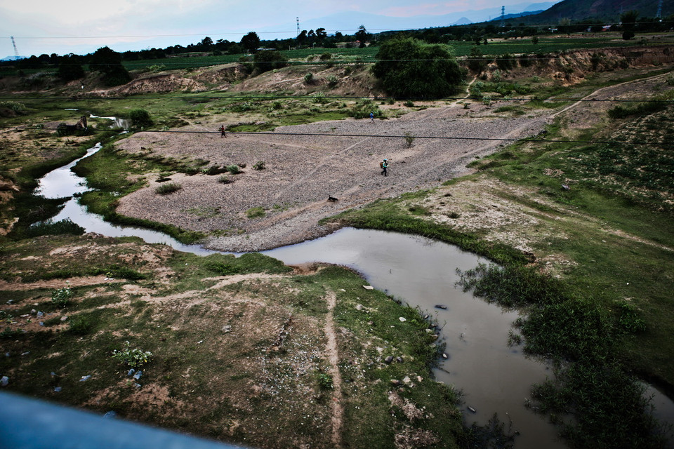Một con suối lớn nằm trong hệ thống dẫn nước tưới tiêu cho đồng ruộng tại xã Phước Chính, huyện Bác Ái đã khô cạn. (Ảnh: Trọng Đạt/TTXVN)