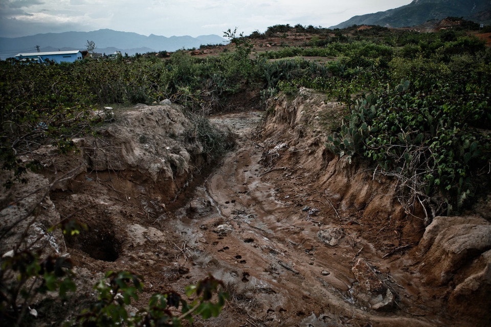 Một con suối khô cạn nằm trong hệ thống dẫn nước tưới tiêu cho đồng ruộng tại xã Bắc Sơn, huyện Thuận Bắc. (Ảnh: Trọng Đạt/TTXVN)