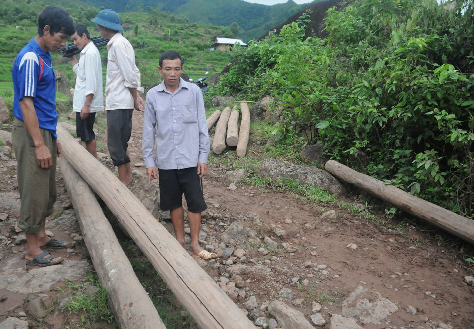  Hiện nay, người dân bản Hua Cuổi đang đứng trước tình thế: phía núi sau lưng bản có nhiều chỗ nứt, sạt lở, vòng cung dài hàng trăm mét, ôm trọn bản; phía trước mặt bản là suối Nậm Cuổi ngày đêm gầm réo. (Ảnh: Hải Sơn/Vietnam+)