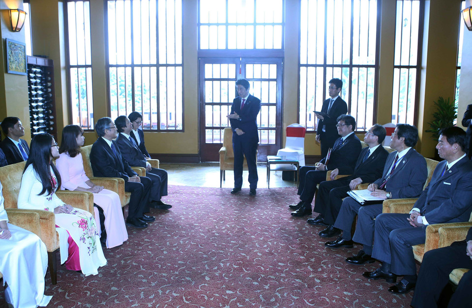 Trong chương trình thăm chính thức Việt Nam, sáng 17/1/2017, Thủ tướng Abe Shinzo gặp gỡ, nói chuyện với Ban lãnh đạo và một số cán bộ, sinh viên của trường Đại học Việt-Nhật. (Ảnh: Phạm Kiên/TTXVN)