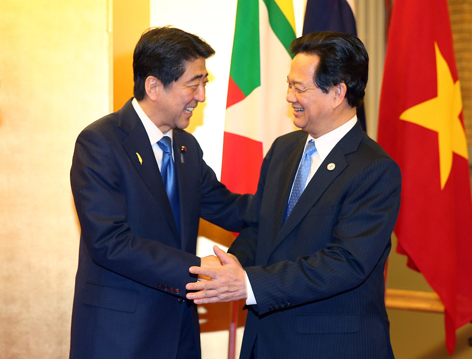 Thủ tướng Abe Shinzo đón Thủ tướng Nguyễn Tấn Dũng tới dự chiêu đãi trong khuôn khổ Hội nghị cấp cao Mekong-Nhật Bản lần thứ 7 (Tokyo, 3/7/2015). (Ảnh: Đức Tám/TTXVN)