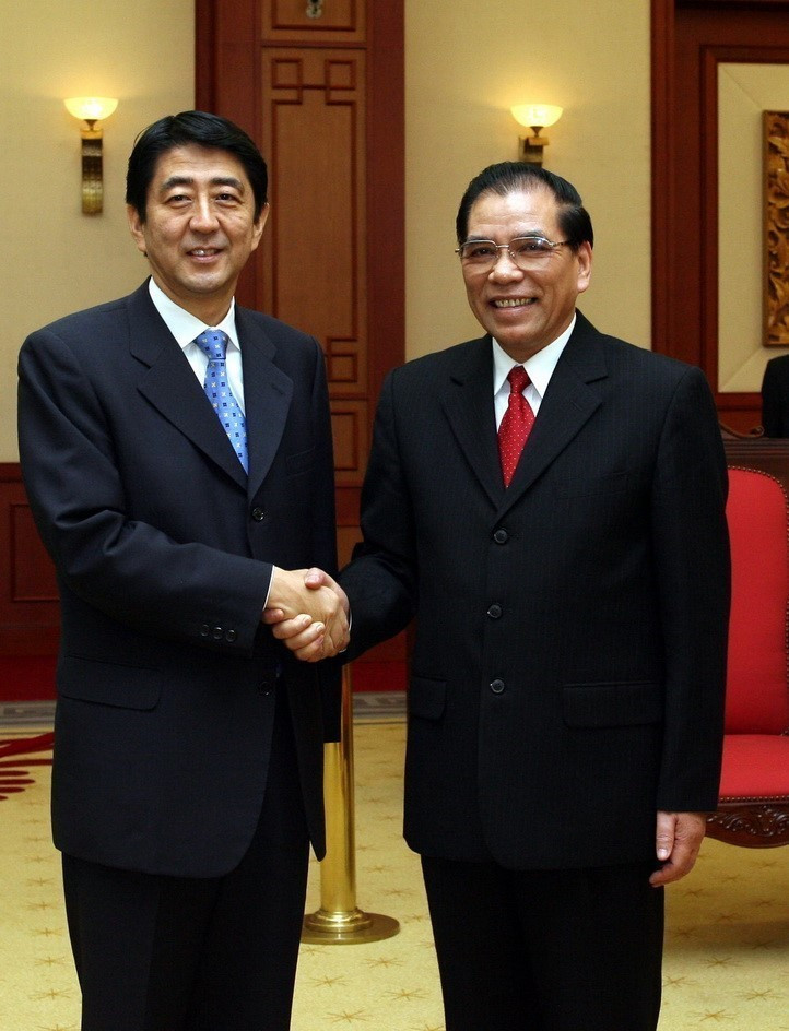 Thủ tướng Abe Shinzo đến chào Tổng Bí thư Nông Đức Mạnh trong chuyến thăm chính thức Việt Nam (Hà Nội, 20/11/2006). (Ảnh: TTXVN)