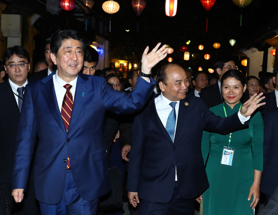 Trong chuyến tham dự Tuần lễ Cấp cao APEC 2017, tối 11/11/2017, Thủ tướng Abe Shinzo cùng Thủ tướng Nguyễn Xuân Phúc đi thăm Phố cổ Hội An (Quảng Nam). (Ảnh: Thống Nhất/TTXVN)