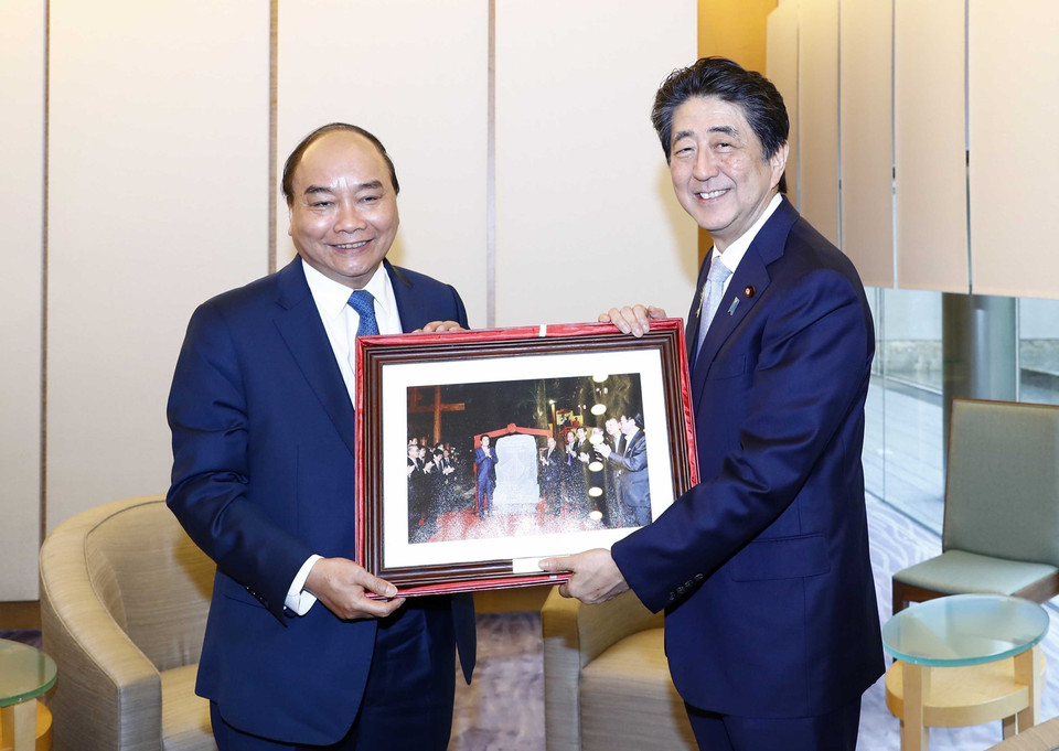 Thủ tướng Nguyễn Xuân Phúc tặng bức ảnh chụp chung với Thủ tướng Abe Shinzo tại Hội An (Quảng Nam) trong dịp ông Abe tham dự Hội nghị Cấp cao APEC năm 2017 (Tokyo, 1/7/2019). (Ảnh: Thống Nhất/TTXVN)