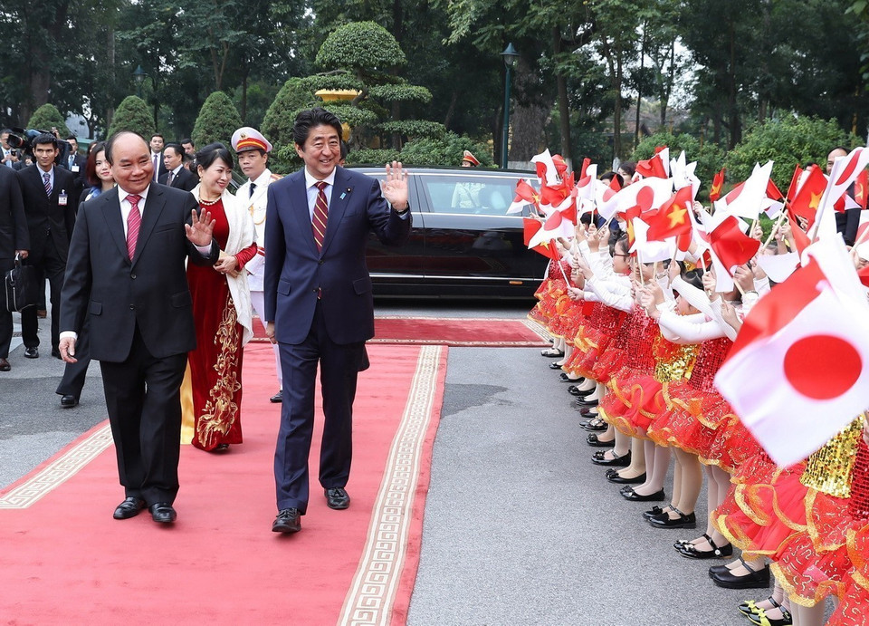 Thủ tướng Nguyễn Xuân Phúc chủ trì Lễ đón Thủ tướng Abe Shinzo thăm chính thức Việt Nam (16-17/1/2017). (Ảnh: Thống Nhất/TTXVN)